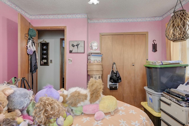 bedroom featuring a textured ceiling and a closet