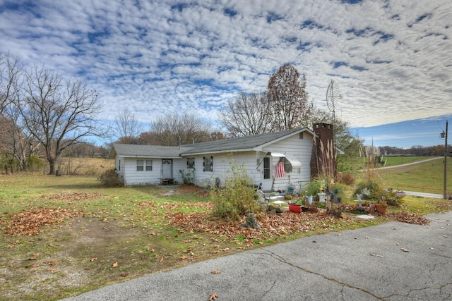 ranch-style home with a front lawn