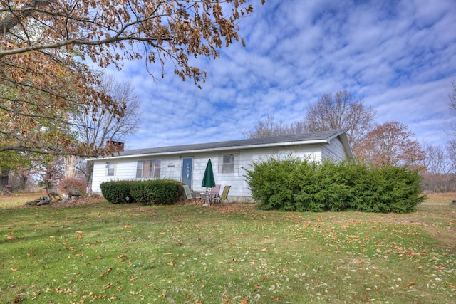 view of front facade with a front yard