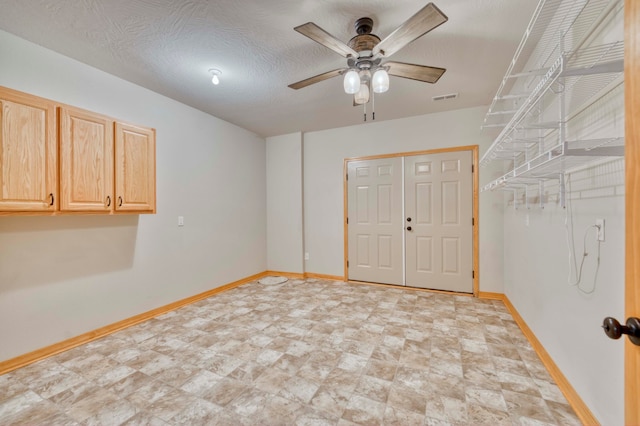 unfurnished bedroom with ceiling fan, a textured ceiling, and a closet