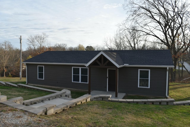 single story home with a front yard