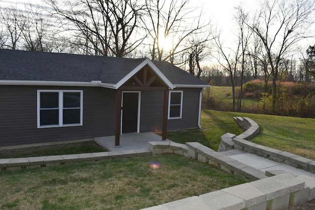 view of front of house with a front lawn