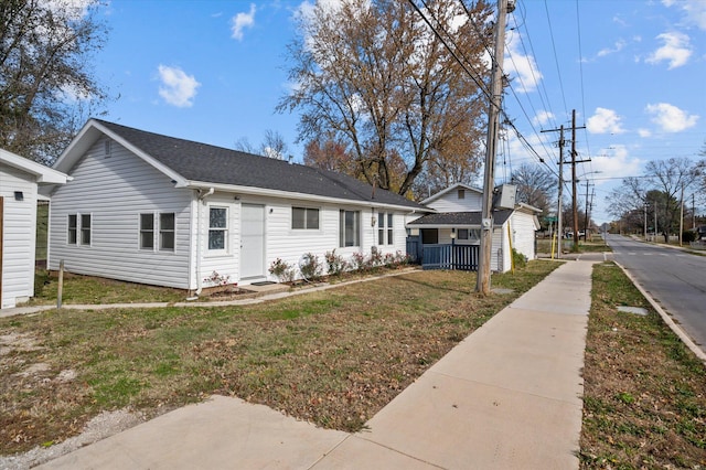 view of front of property featuring a front yard