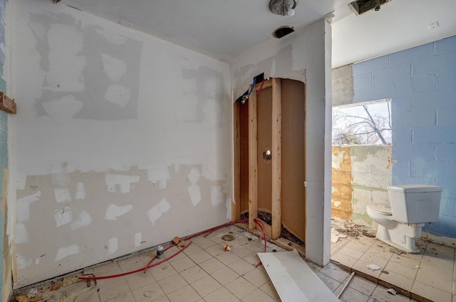 418 S Elm St, Mountain Grove, MO 65711 - empty room featuring light flooring