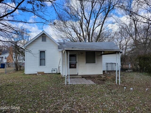 view of front of property with a front lawn