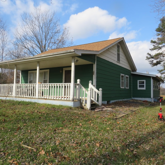 view of front of house featuring a front lawn and covered porch