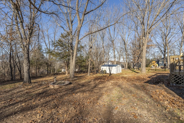 view of yard featuring a shed