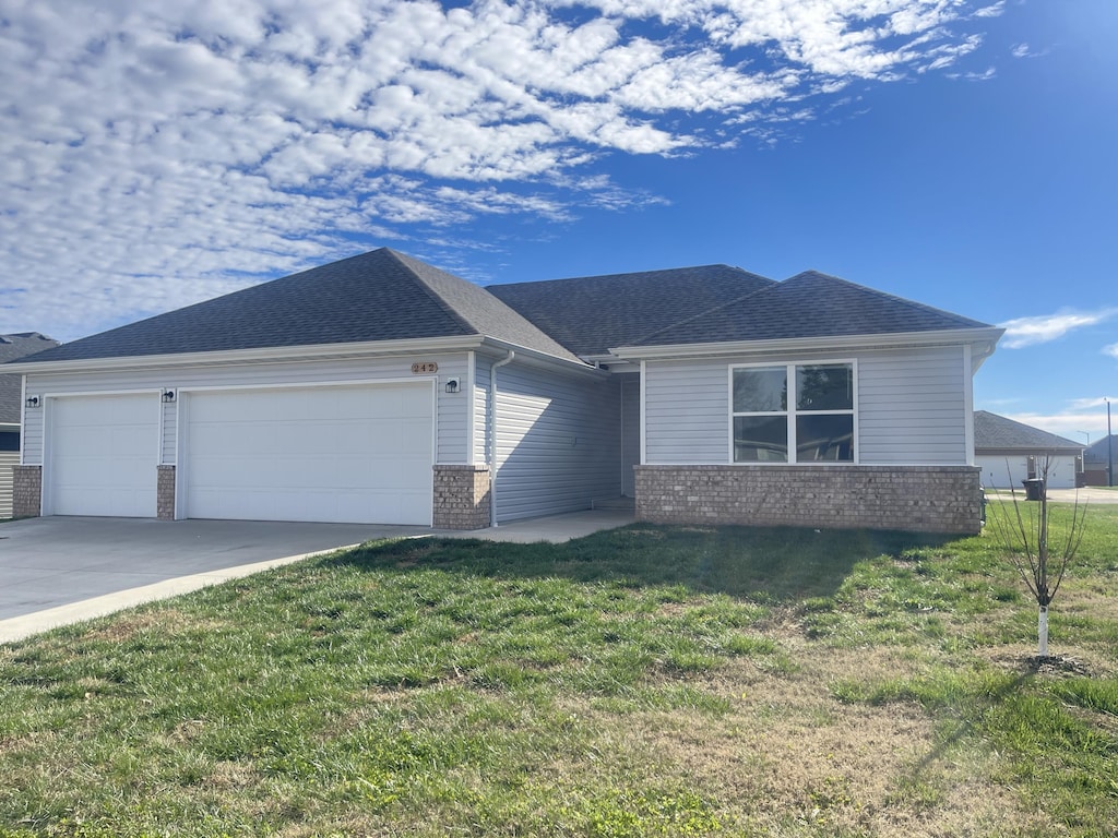 view of front of house with a front lawn and a garage