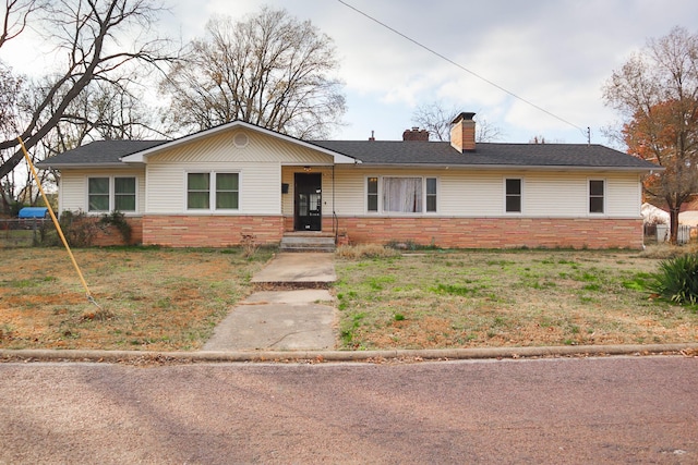 single story home featuring a front yard