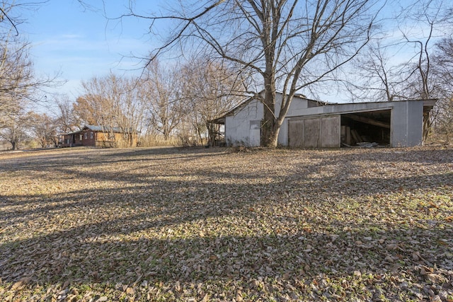 view of yard with an outdoor structure