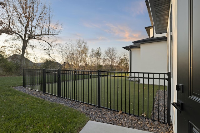 view of yard at dusk