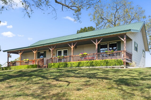 view of front of home featuring a front yard