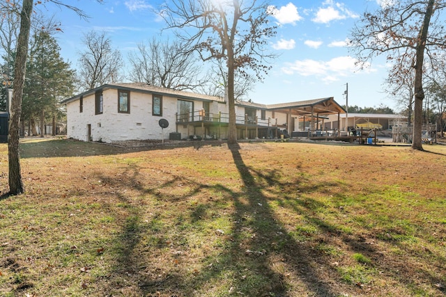 exterior space featuring a front yard