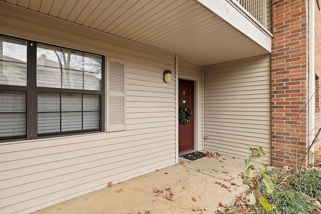 doorway to property with covered porch