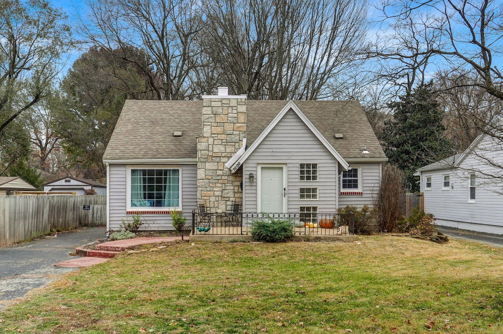 view of front of house with a front yard