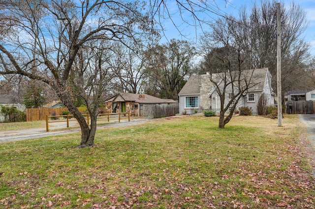 view of front of property featuring a front yard