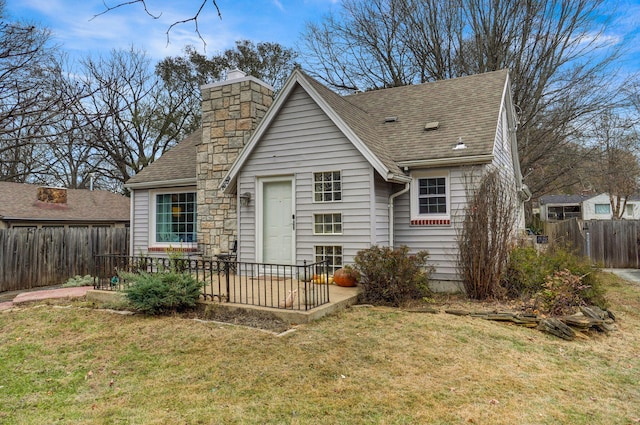 view of front of property with a front yard