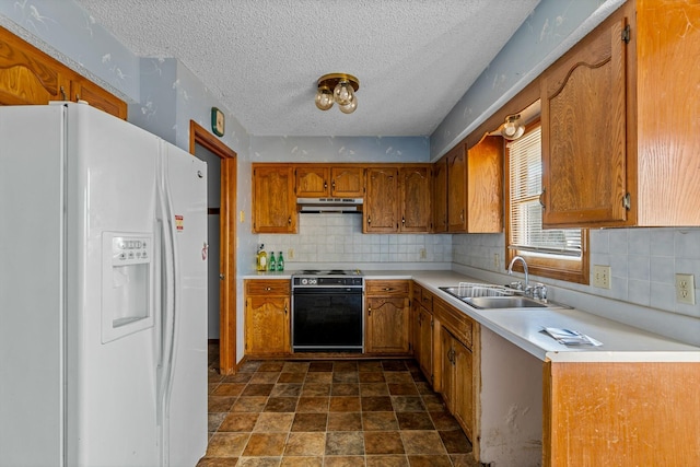 kitchen with sink, white fridge with ice dispenser, electric range oven, backsplash, and a textured ceiling