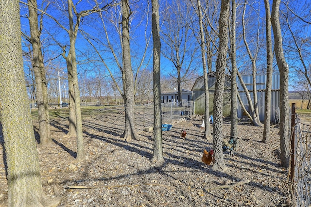 view of yard featuring an outdoor structure