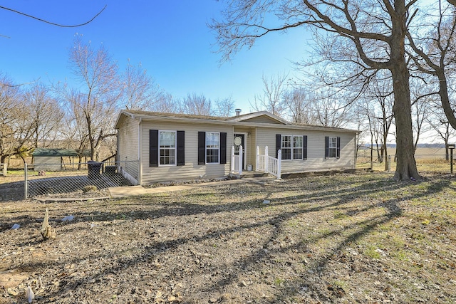 view of front of house featuring a front lawn