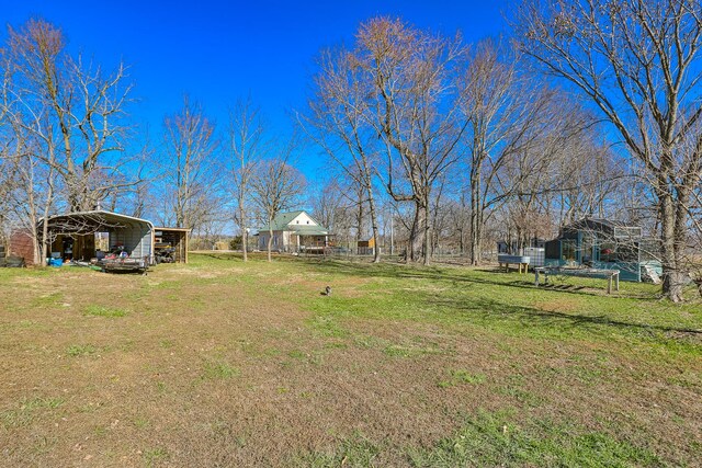 view of yard featuring an outdoor structure