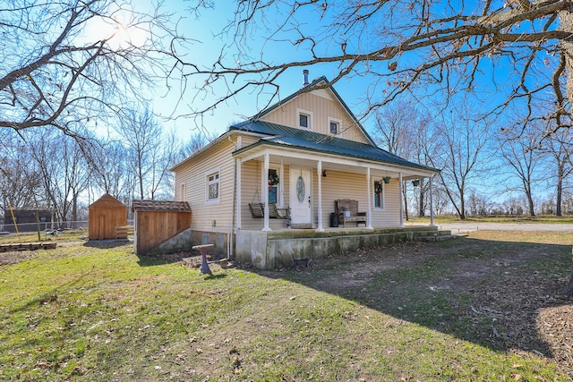 view of front of house with covered porch and a front lawn