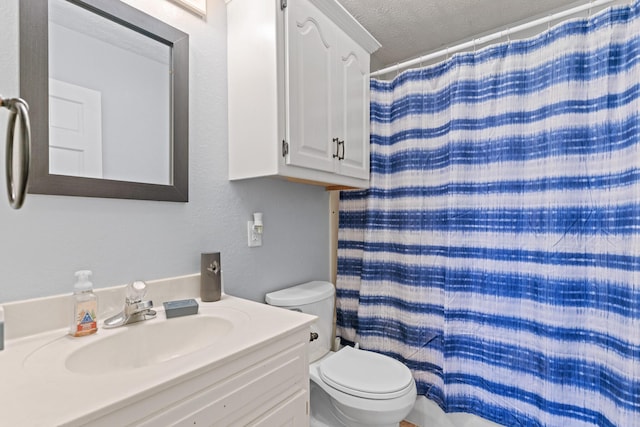 bathroom featuring a shower with shower curtain, vanity, a textured ceiling, and toilet