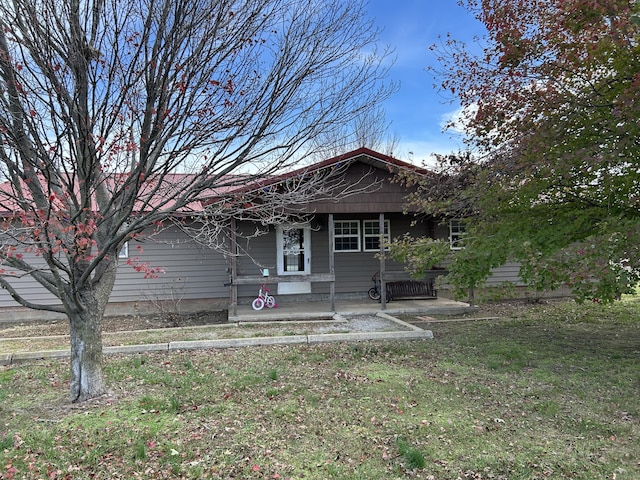 view of front of house featuring a front yard