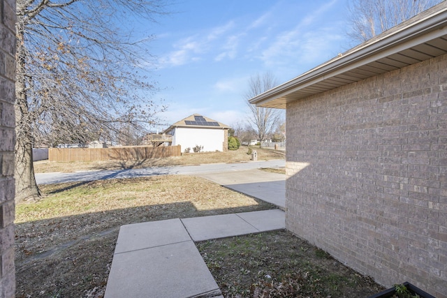 view of yard with an outbuilding