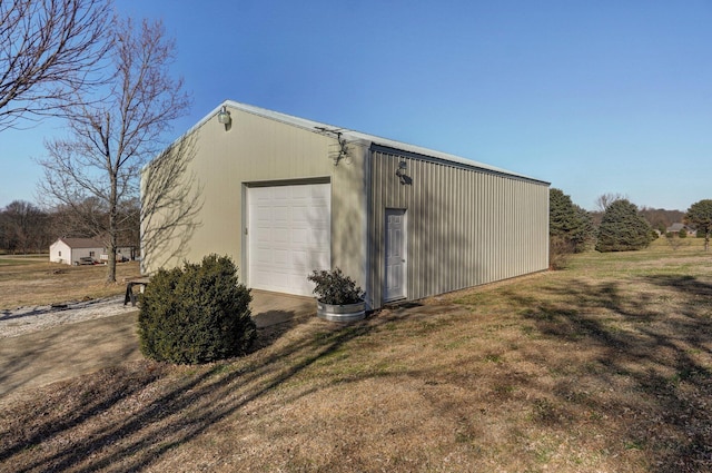 view of outdoor structure featuring a garage and a yard