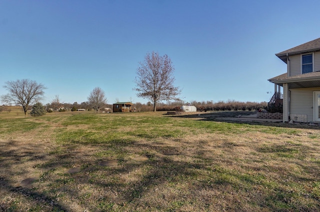 view of yard featuring a rural view