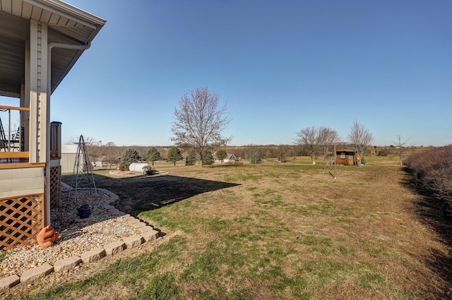 view of yard featuring a rural view