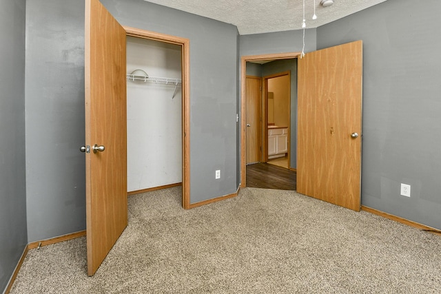 bedroom with carpet, a textured ceiling, and a closet