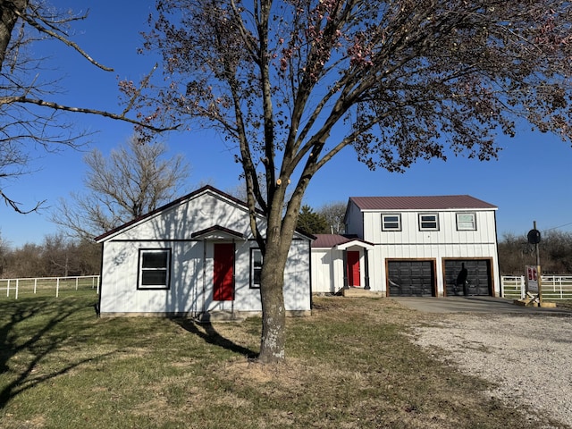 view of front facade featuring a front yard and a garage