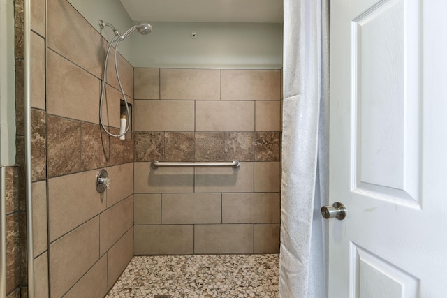 bathroom featuring tiled shower