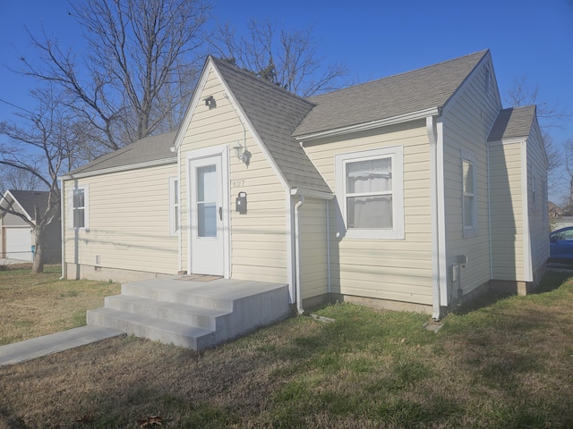 view of front of home featuring a front yard