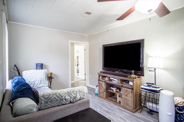 living room with light hardwood / wood-style floors and ceiling fan