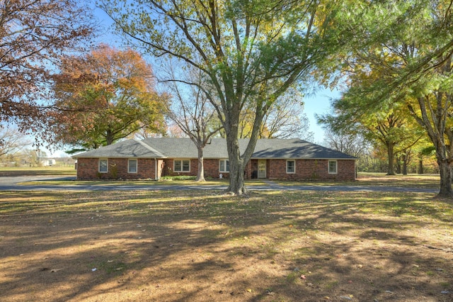 ranch-style home featuring a front lawn