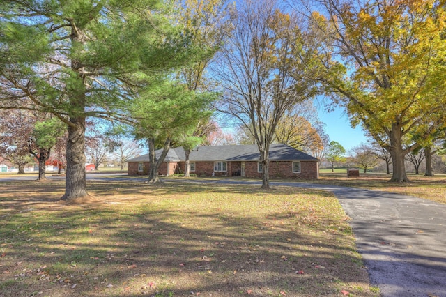 view of front of house featuring a front lawn