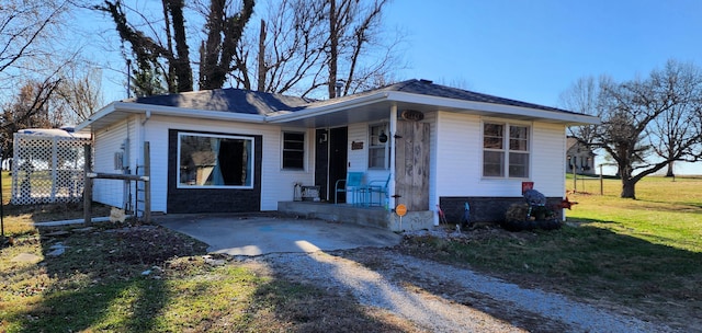 single story home with a front yard