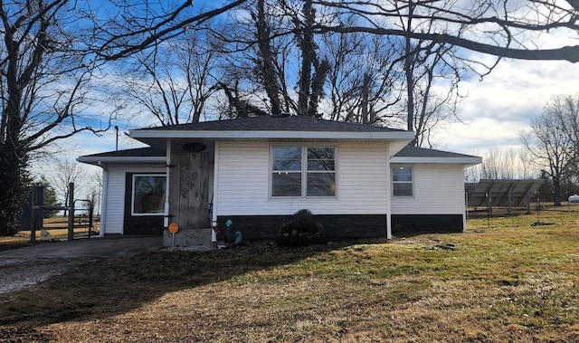 view of front of property with a front yard