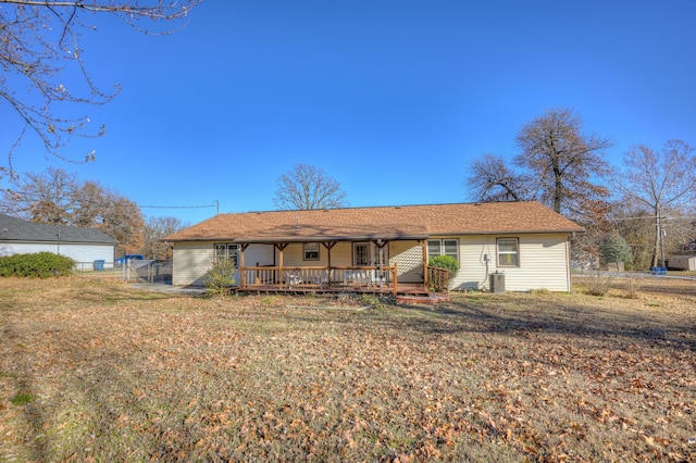 view of front of home featuring a front yard