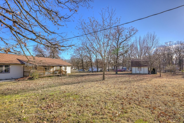 view of yard with a shed