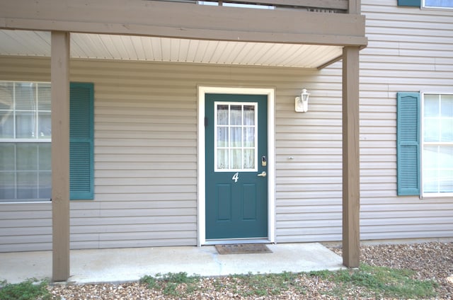 entrance to property featuring covered porch