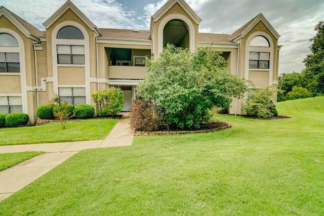 view of front facade featuring a front lawn