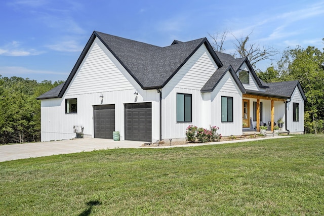 view of front of property featuring a porch and a front lawn