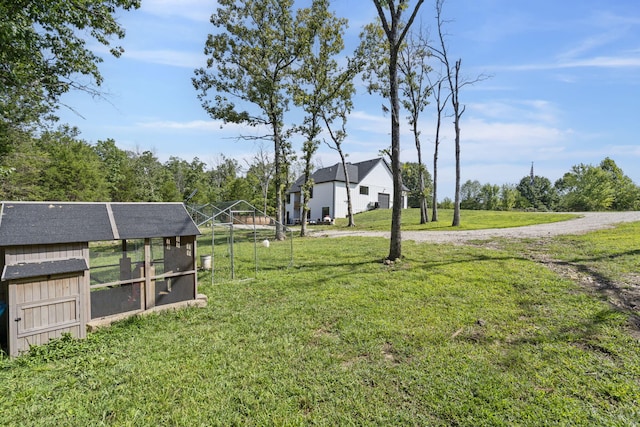 view of yard featuring an outbuilding