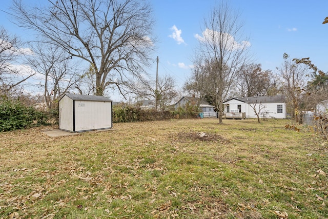 view of yard featuring a shed