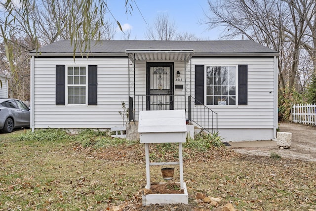 view of front of house featuring a front yard