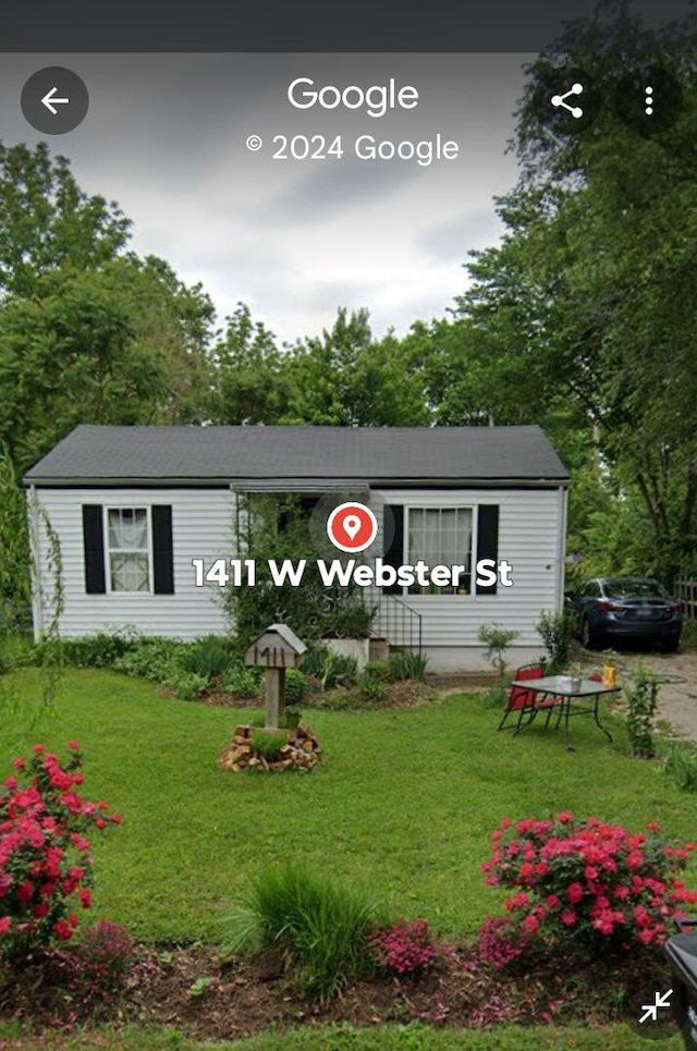 view of front of home with a front yard